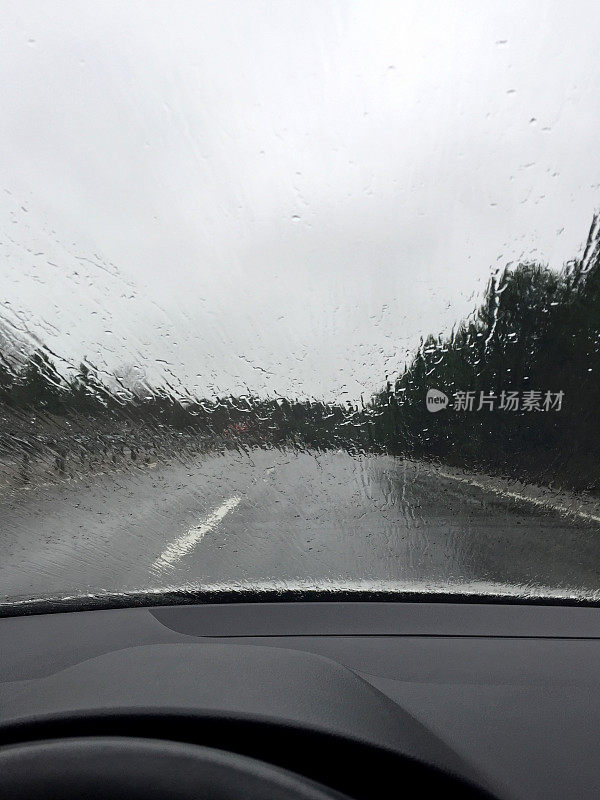 下雨天开车。驾驶员的观点雨天驾驶