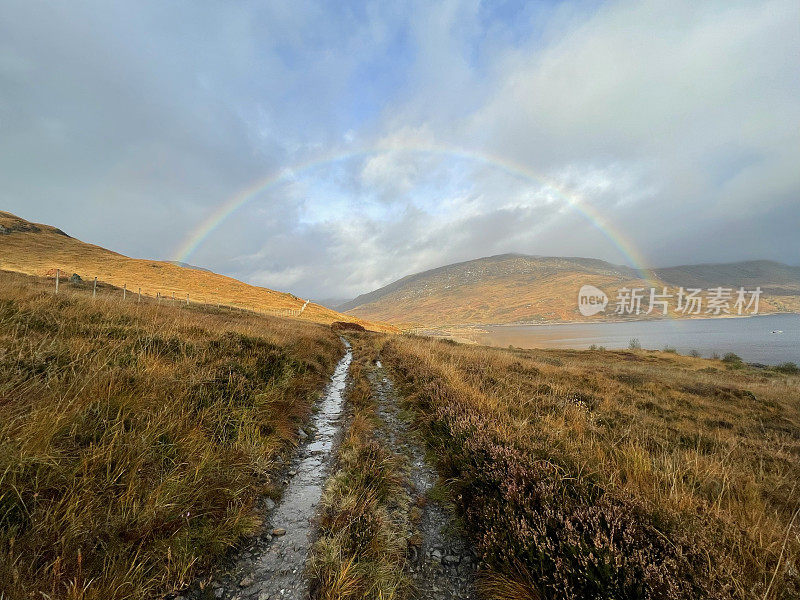 苏格兰高地的一条小路通向一条彩虹