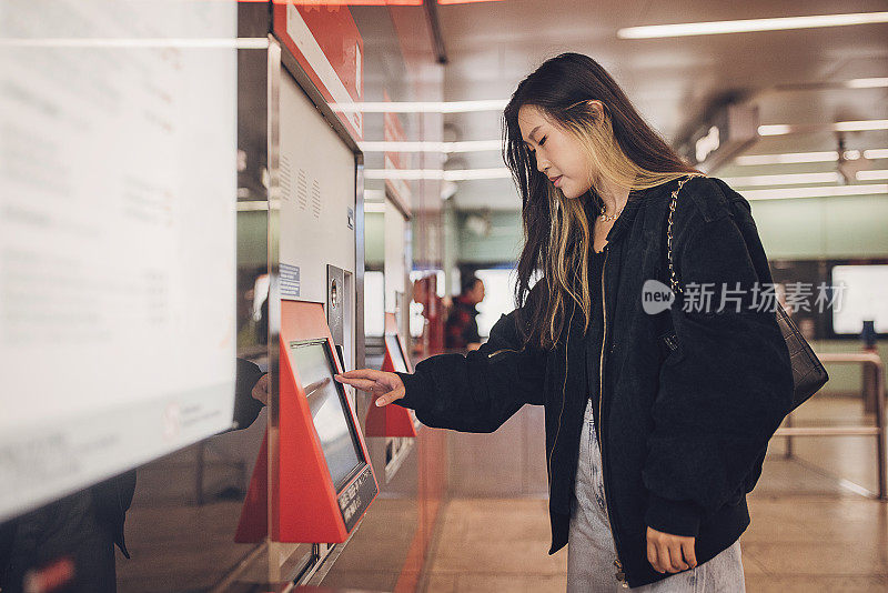 买地铁票的女人