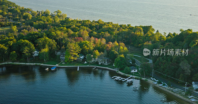 在一个晴朗的秋天，密歇根州白厅的湖屋鸟瞰图