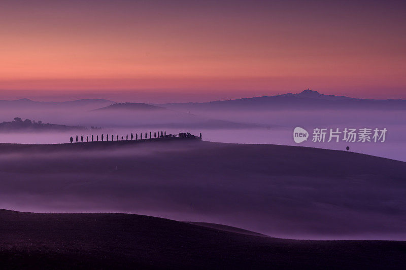 美丽的托斯卡纳地区，童话般的雾霭清晨，意大利。