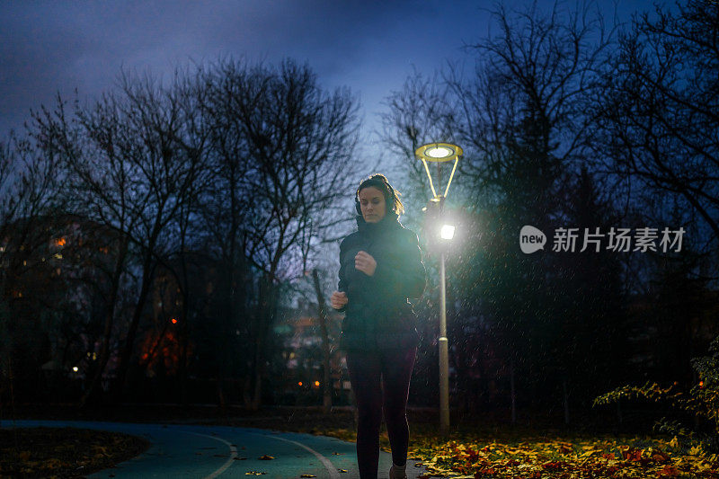 在跑道上冒雨奔跑