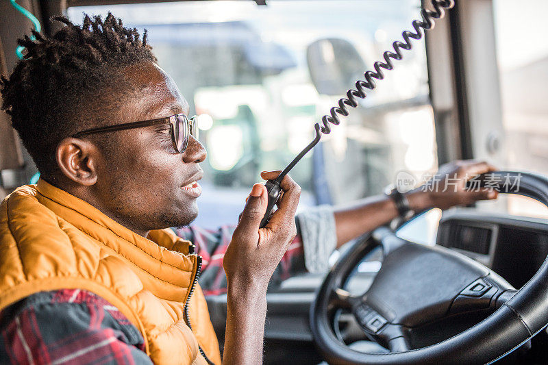 专业卡车司机通过民用无线电进行对话