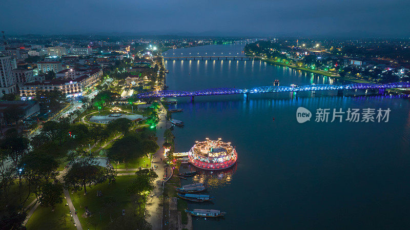 顺化市夜景鸟瞰图，顺化是越南非常著名的旅游胜地