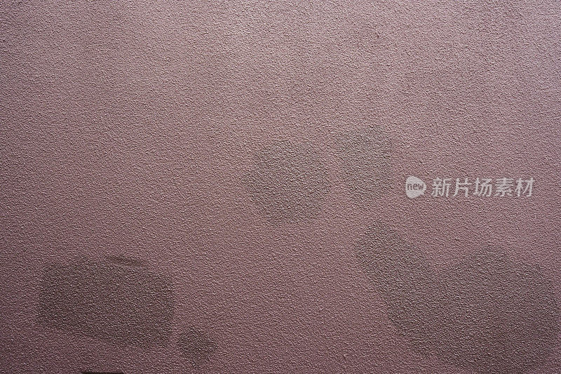 有修缮迹象的紫色墙壁