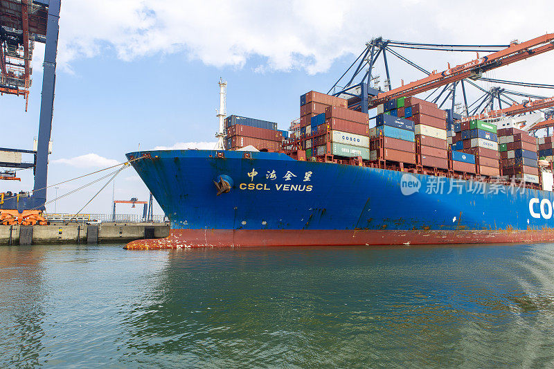 鹿特丹Maasvlakte的集装箱船和大型龙门起重机