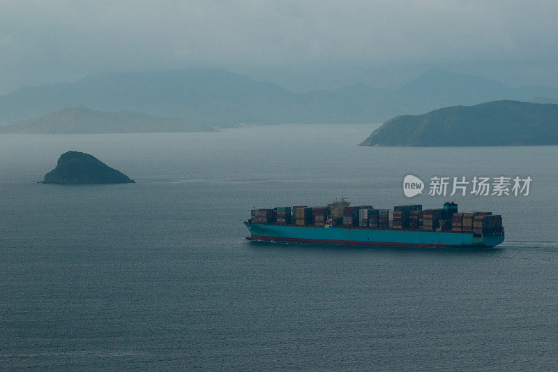 航拍的海运货船在深圳航行，中国