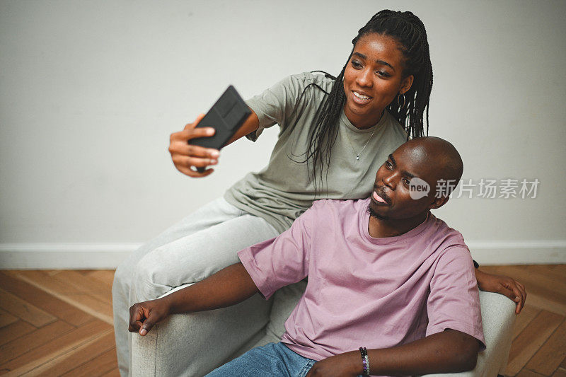 一男一女在用手机