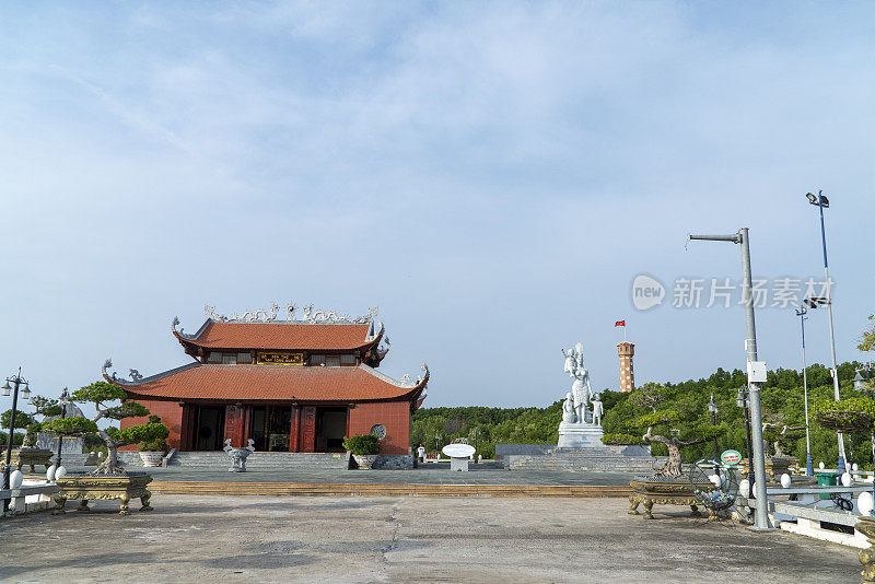 这座寺庙供奉着父亲拉龙泉和母亲欧蔻在大梅嘉茂的神圣雕像