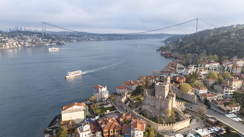 鸟瞰土耳其伊斯坦布尔的阿纳多卢·希萨里和法提赫·苏丹·穆罕默德大桥。