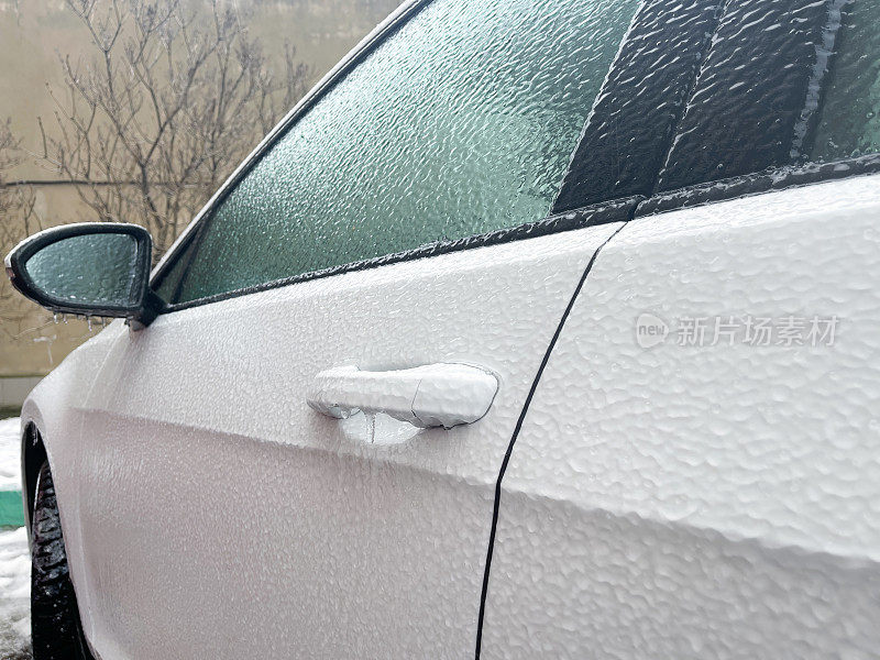 一场冻雨过后，一辆被冰覆盖的汽车。