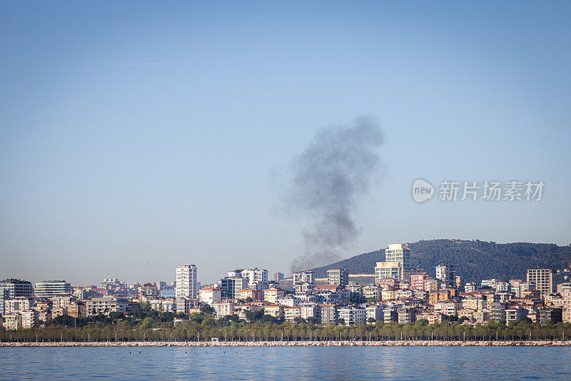 烟雾弥漫的城市景观。