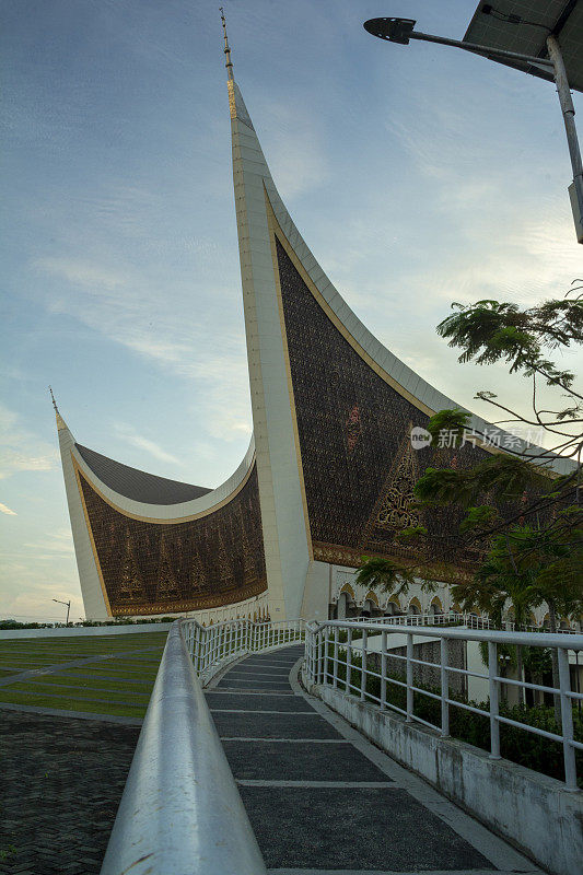 西苏门答腊大清真寺黄昏全景