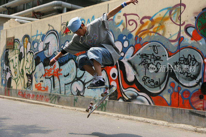 男青年在798艺术区玩滑板
