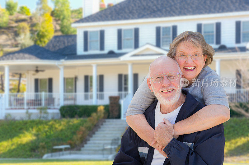 快乐的老夫妇在房子前面