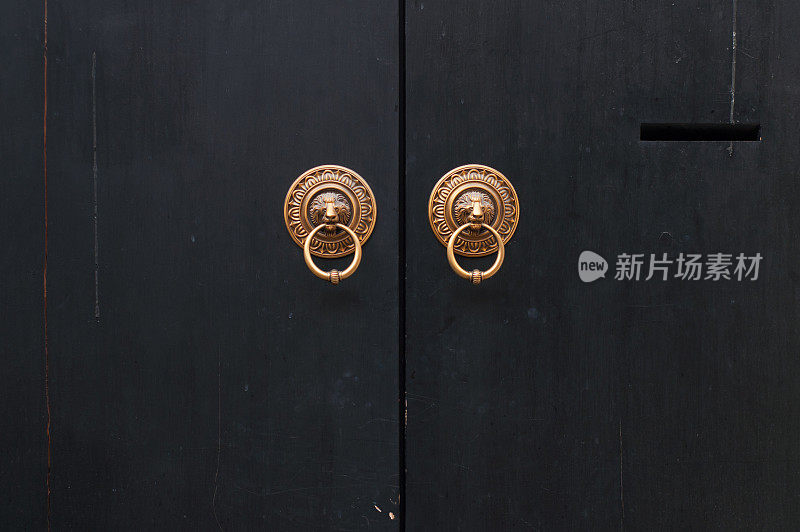 中国传统大门上的金色门环