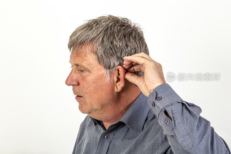 人类把助听器放在耳朵里