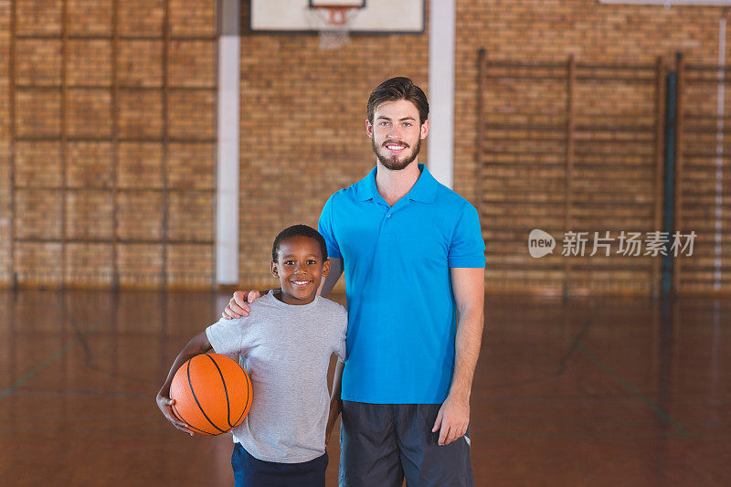 老师和他的学生站在篮球场的肖像