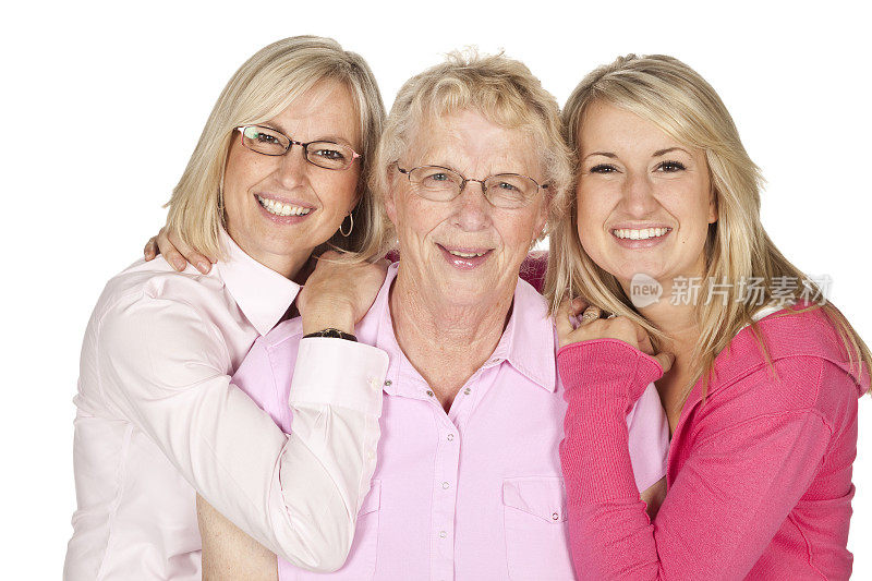 三个穿着粉色衣服的金发女人正盯着摄像机。