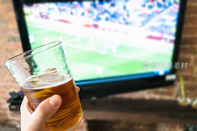 喝啤酒，看电视