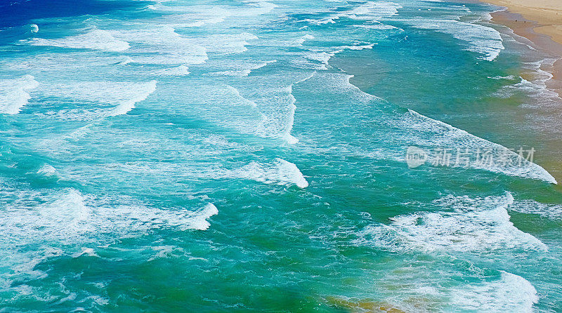 鸟瞰图温和的海浪在印度洋