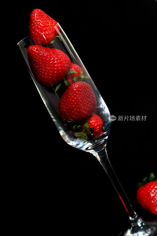香槟酒杯里的草莓