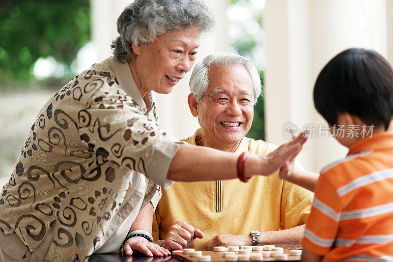 爷爷奶奶孙子玩象棋