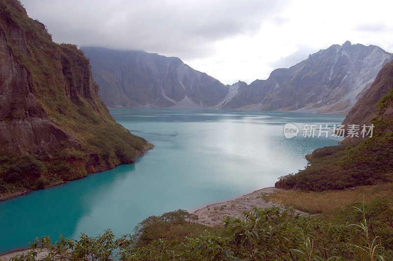 Pinatubo蓝色火山湖，菲律宾