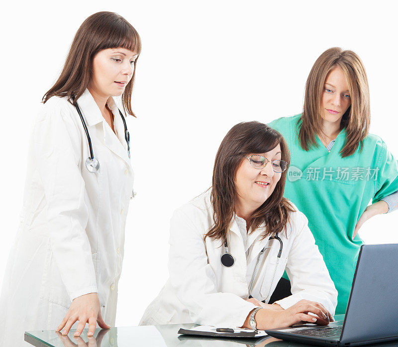医疗小组在看笔记本电脑