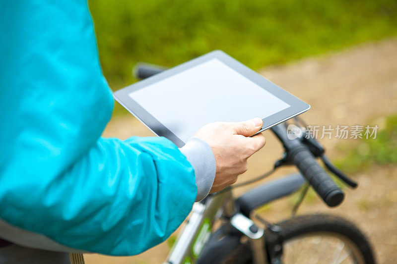骑行者使用数字平板电脑