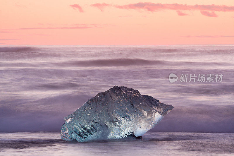 冰岛Jokulsarlon海滩上的冰山