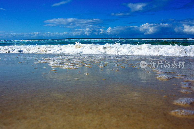 海浪激起浪花