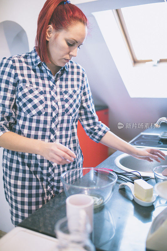 烘烤前打鸡蛋的女人