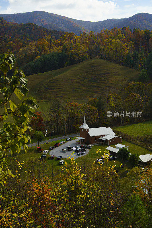 美国田纳西州山间山谷中的乡村小教堂秋天的美景。