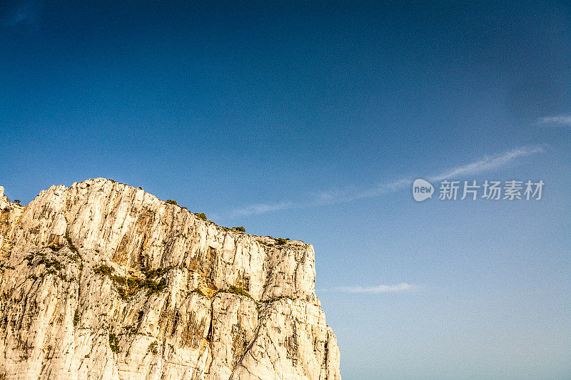 蓝天下的低角度山景