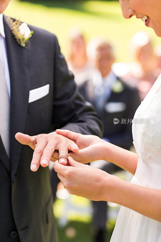 婚礼上新娘给新郎戴上戒指