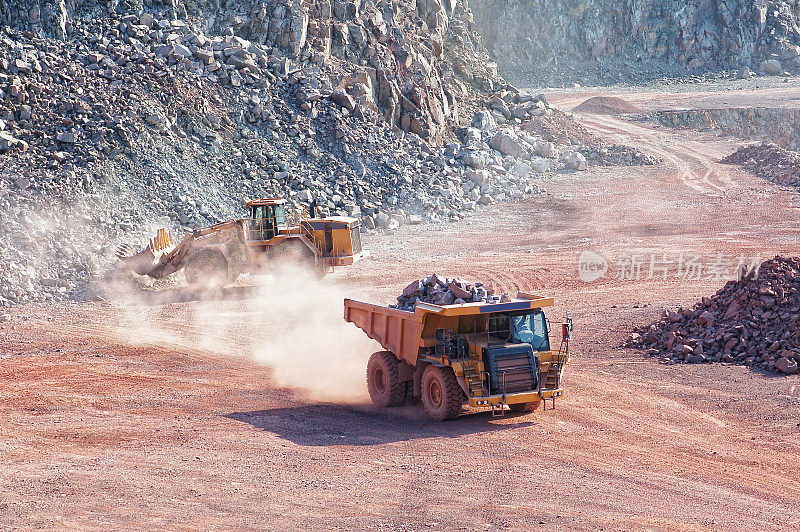 土方装卸车在露天矿山采石场