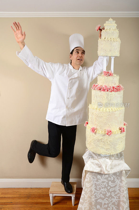大厨和一个非常高的蛋糕