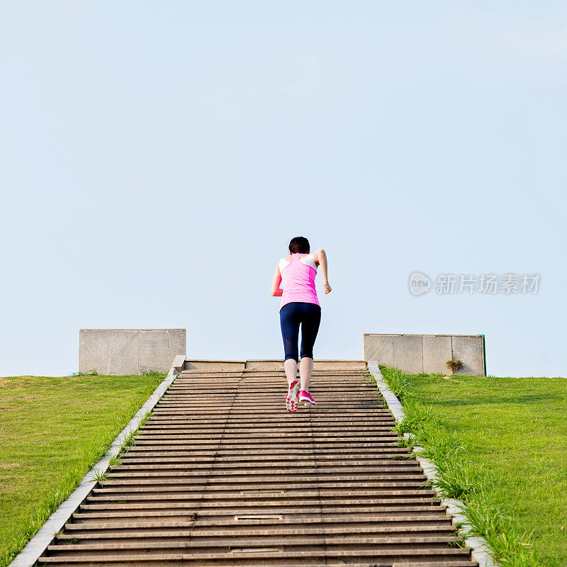 年轻女子在石阶前奔跑