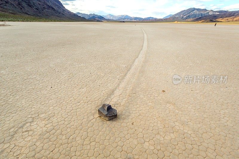 滑动岩石铺就了一条穿过沙漠的小路，死亡谷