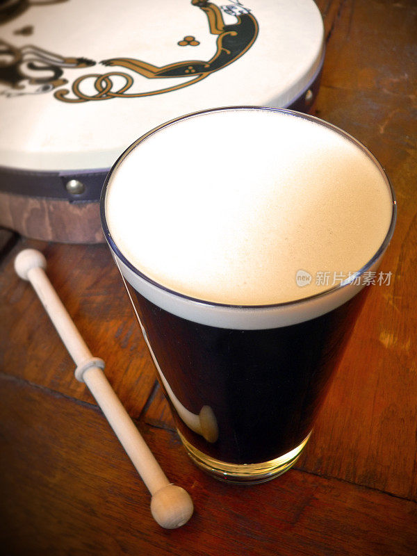 传统的爱尔兰场景与菩提兰鼓和一品脱烈性黑啤酒