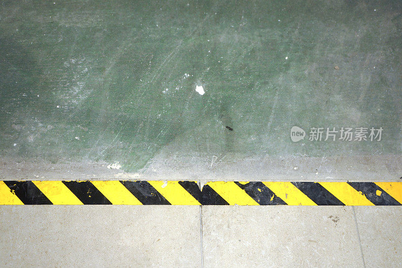 在装修中放置瓷砖的黄色警告线