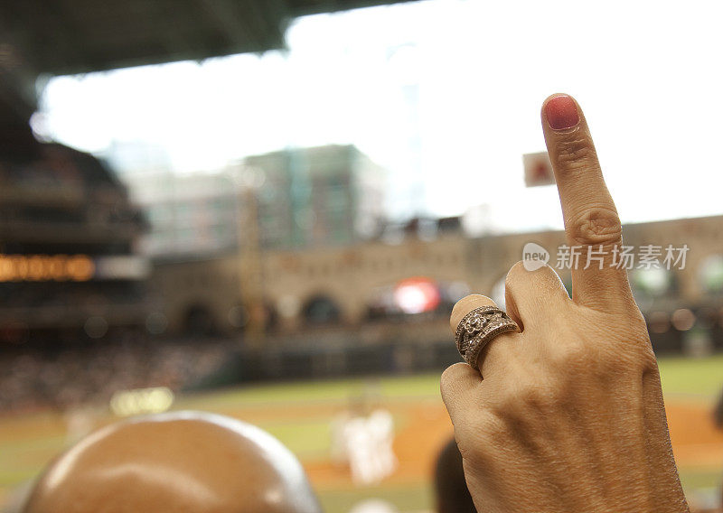 棒球比赛时举起的第一个手指。