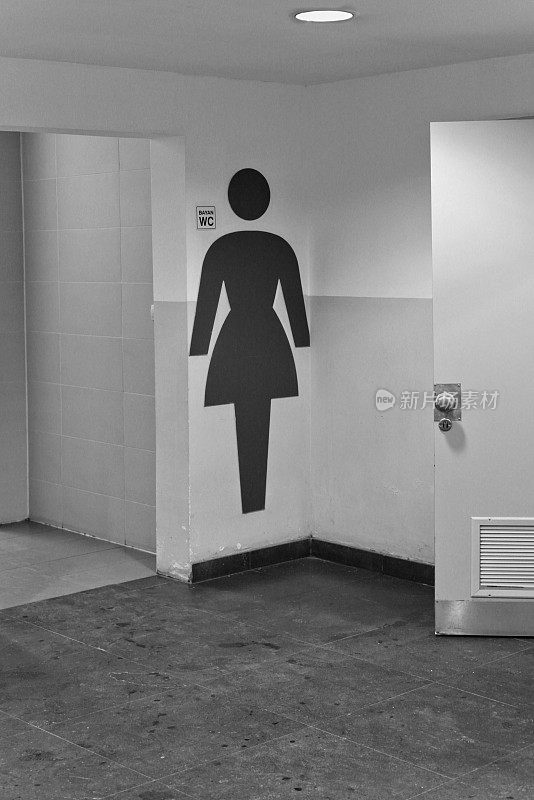 土耳其安卡拉一幢大楼内的女厕所标识