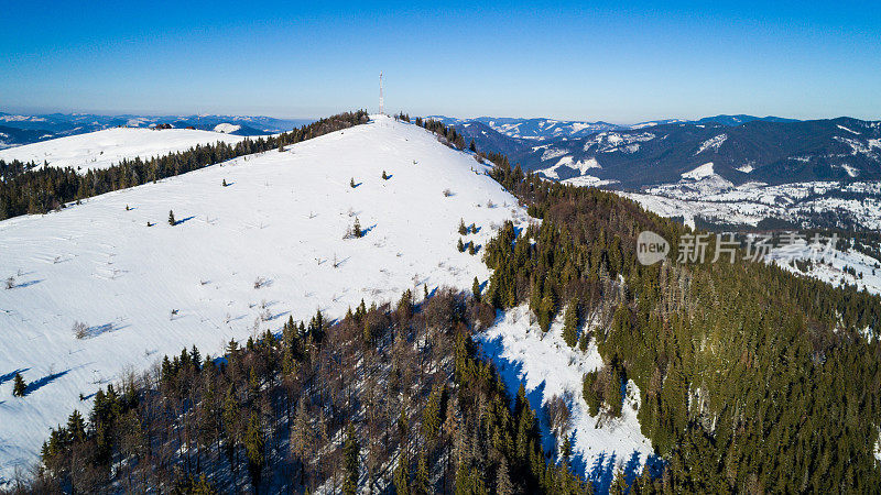 空中滑雪胜地在阳光明媚的喀尔巴阡山脉