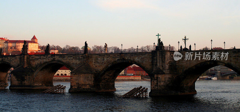 黎明时分，伏尔塔瓦河上的布拉格查尔斯桥