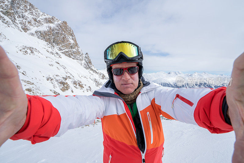 瑞士，一名成熟男子在滑雪场自拍
