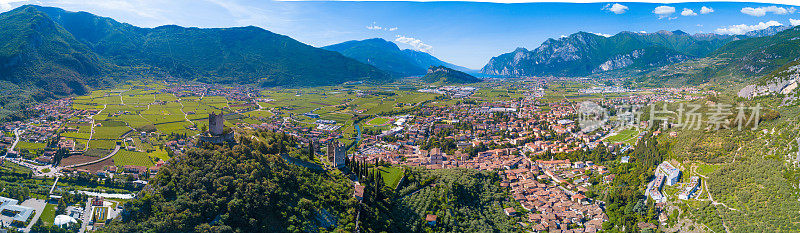 全景鸟瞰图的小镇阿科和加尔达湖，意大利