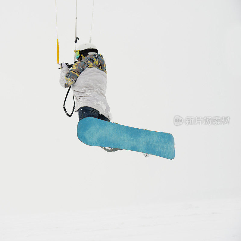 风筝在冬天用滑雪板飞行。