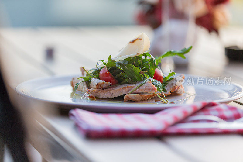 芝麻菜鸡肉沙拉